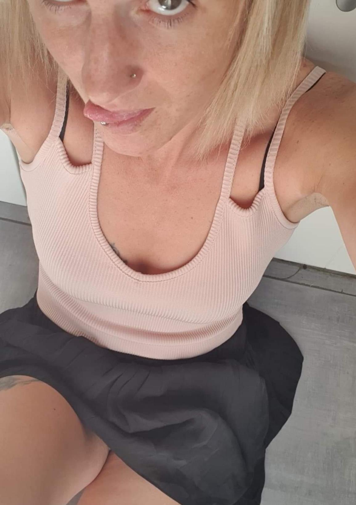 Juliex18 from Belgium