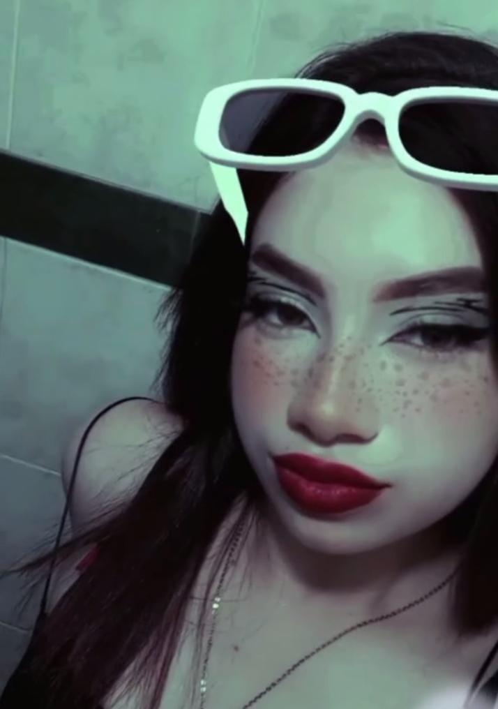 Mia_cande from United States